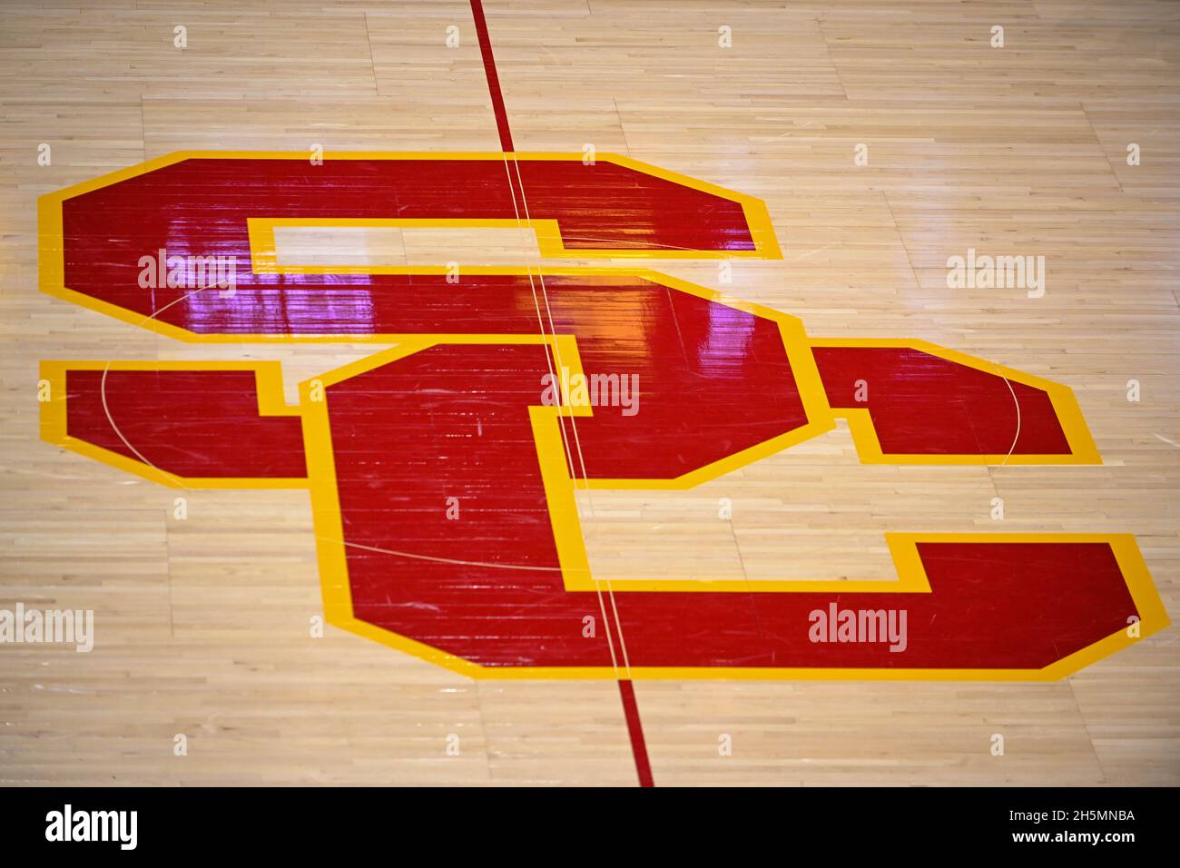 Detailansicht des USC-Logos auf dem Platz während eines NCAA College-Basketballspiels zwischen den Südkalifornischen Trojanern und der Cal State Northridge Mat Stockfoto