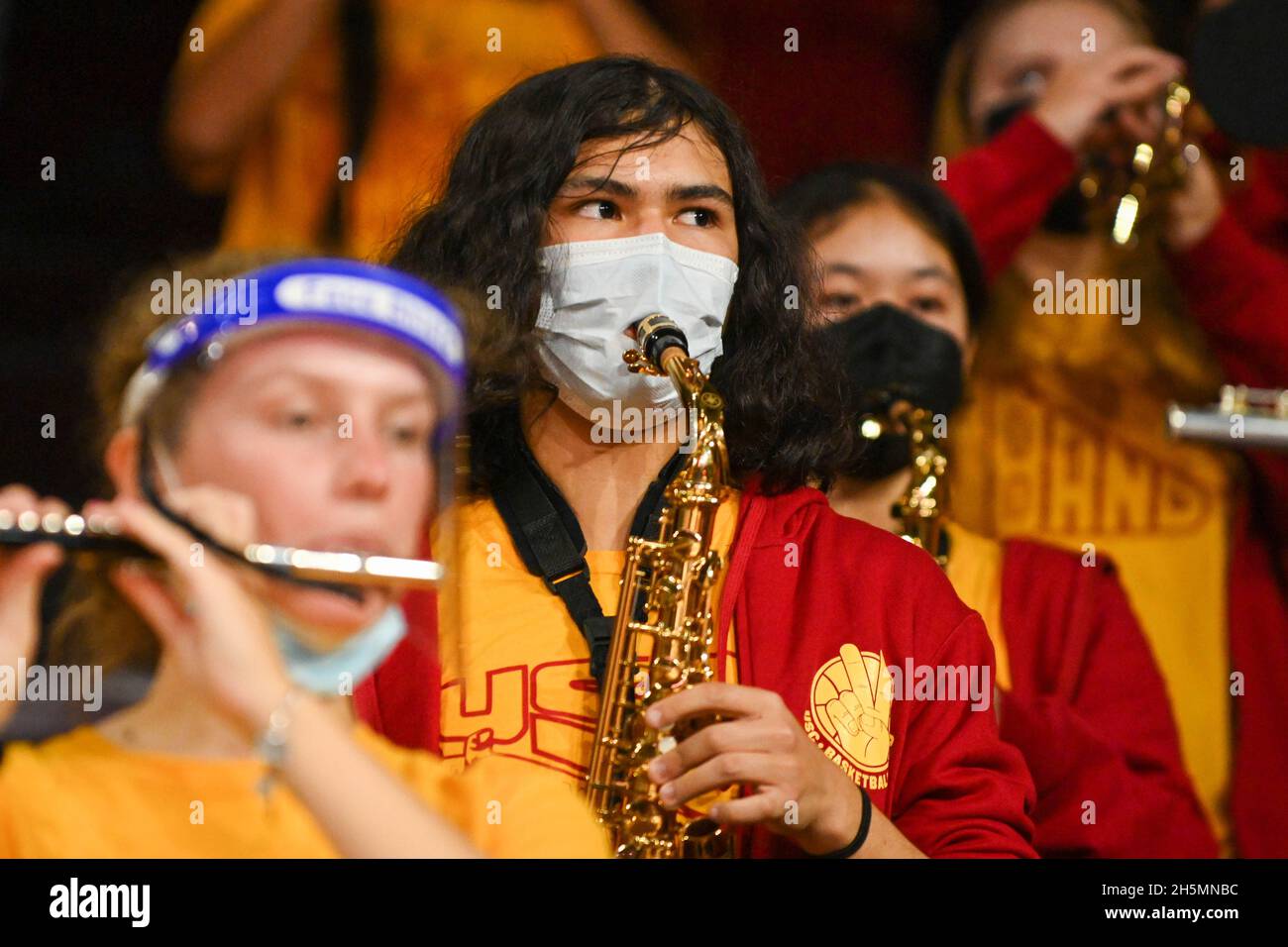 Die Mitglieder der USC-Band spielen Instrumente, während sie Gesichtsbezüge während der COVID-19-Pandemie während eines NCAA-College-Basketballspiels zwischen dem Souther tragen Stockfoto