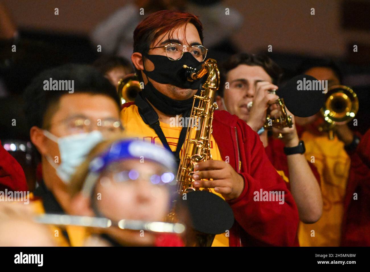 Die Mitglieder der USC-Band spielen Instrumente, während sie Gesichtsbezüge während der COVID-19-Pandemie während eines NCAA-College-Basketballspiels zwischen dem Souther tragen Stockfoto