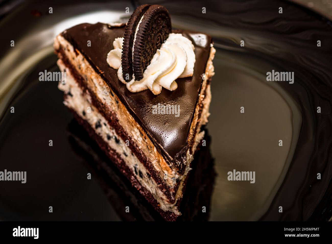 Nahaufnahme einer Scheibe Schokoladenmousse Stockfoto