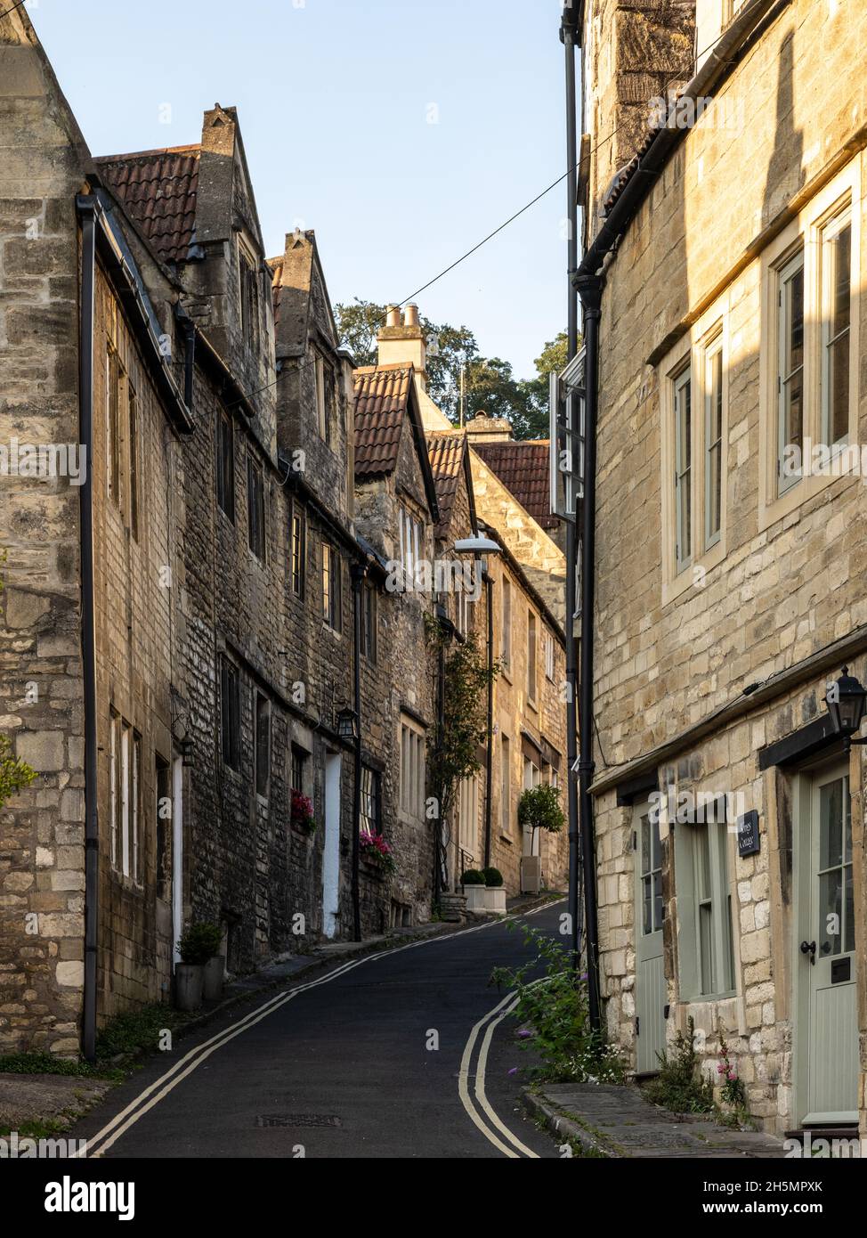 Traditionelle Steinhütten säumen die schmale Straße von Coppice Hill in Bradford-on-Avon, Wiltshire. Stockfoto