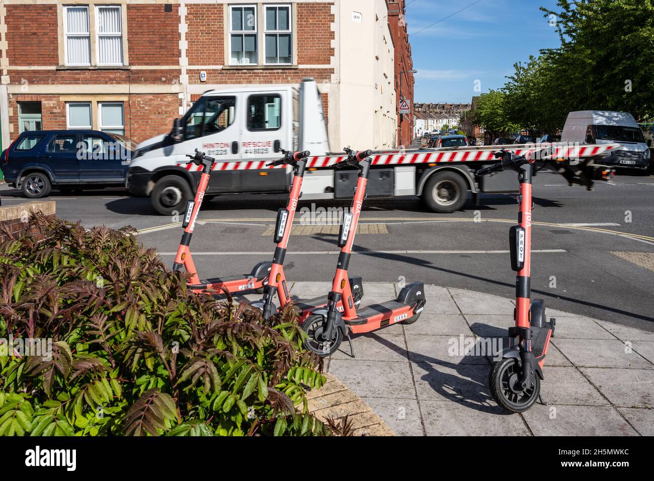 Eine Reihe von voi-E-Scootern stehen auf einem Bürgersteig in Southville, Bristol, während eines Tests des App-basierten Mietsystems. Stockfoto