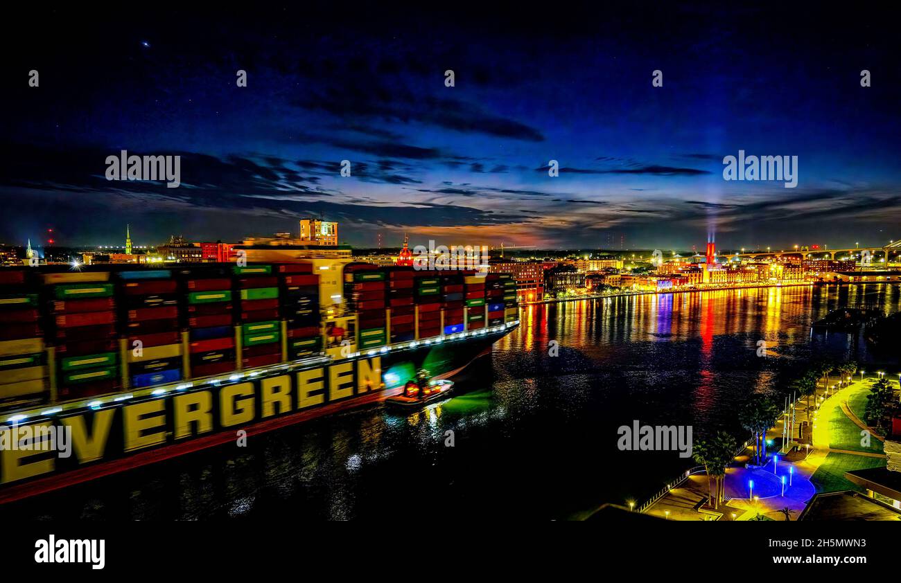 Evergreen Frachter bei Nacht Stockfoto