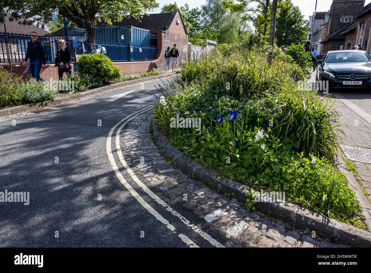 Blumenränder und Straßenbäume bilden in einer Wohnstraße in Southville, Bristol, eine verkehrsberuhende Prise Point. Stockfoto