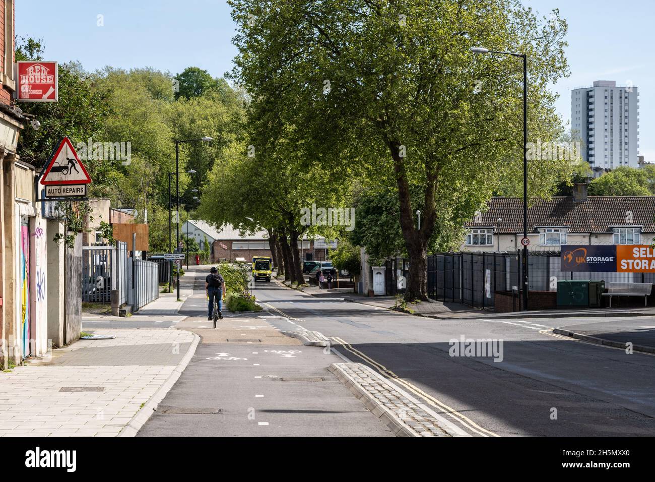 Ein Radfahrer fährt auf einem abgetrennten Radweg auf dem Filwood Greenway in Bristol. Stockfoto