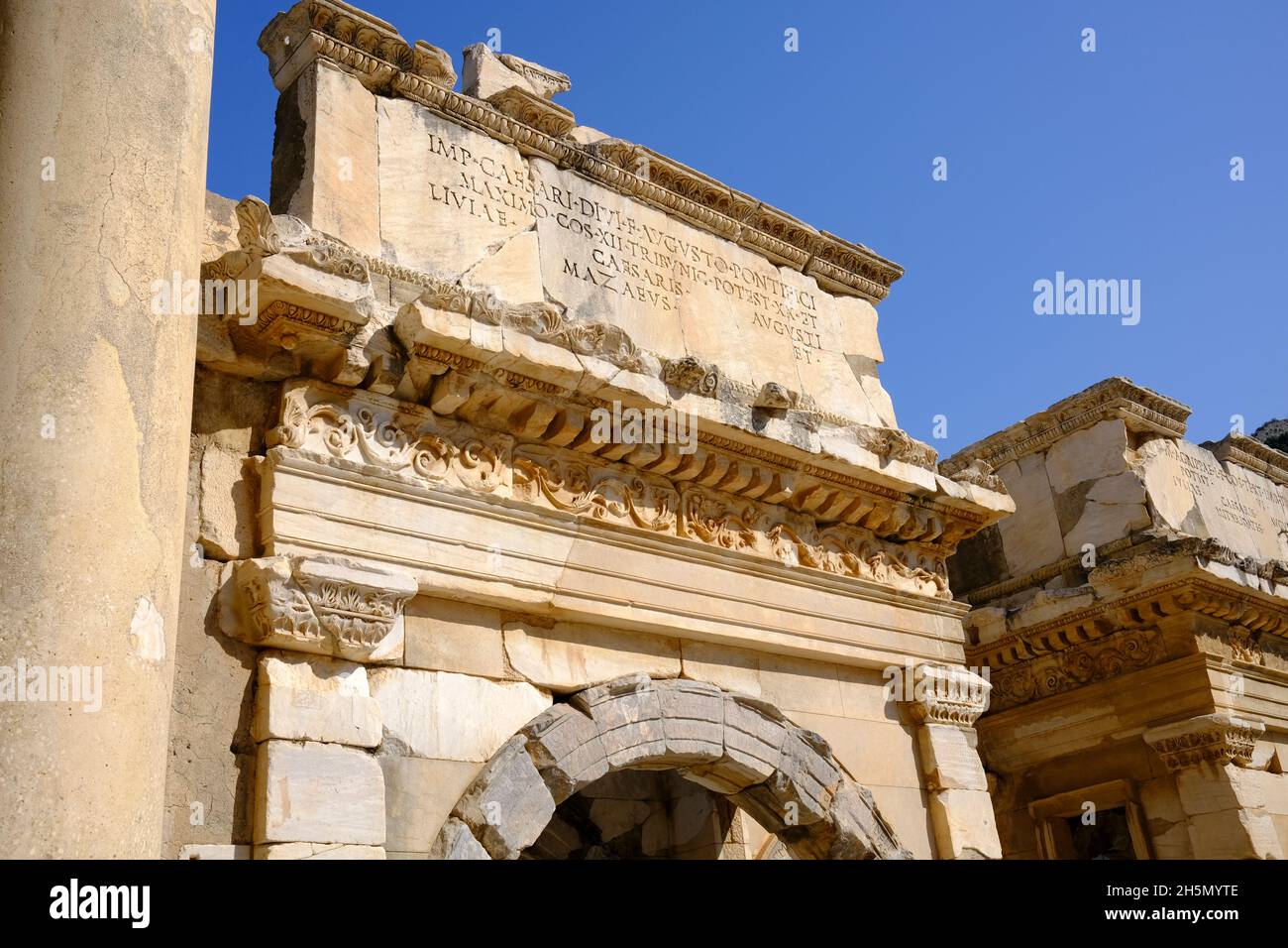 Das Augustustor in Ephesus, Türkei, erbaut zu Ehren des Kaiser Augustus und seiner Familie Stockfoto