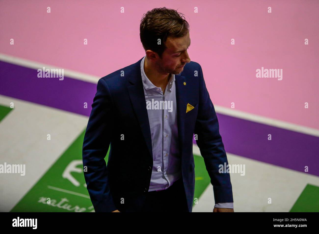 Trainer Daniele Santarelli vom Imoco Volley beim Volleyball Italian Serie A1 Women Match zwischen reale Mutua Fenera Chieri und Imoco Volley Conegliano am 10. November 2021 in PalaFenera, Chieri/Turin. Foto Nderim Kaceli Stockfoto