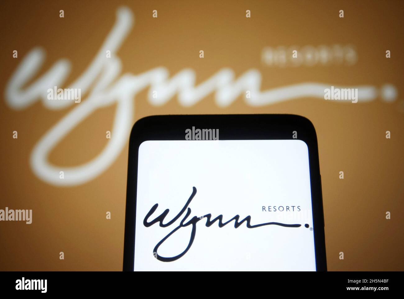Ukraine. November 2021. In dieser Abbildung ist ein Logo von Wynn Resorts Ltd auf einem Smartphone-Bildschirm zu sehen. (Bild: © Pavlo Gonchar/SOPA Images via ZUMA Press Wire) Stockfoto