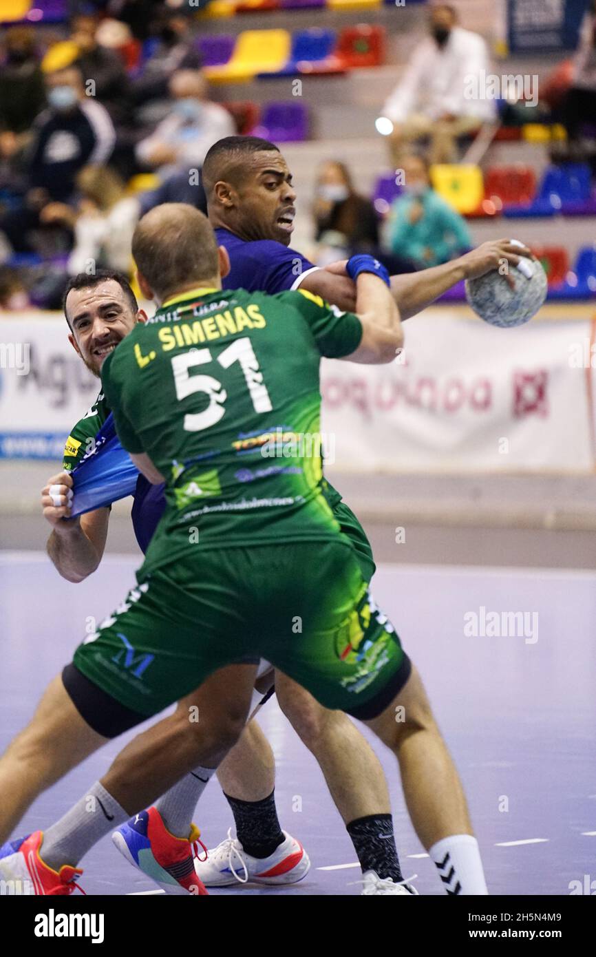 Antequera, Spanien. November 2021. James Lewis Parker von BM Benidorm beim Liga Sacyr Asobal Match zwischen Balonmano Balonmano Iberoquinoa Antequera und BM Benidorm in Pabellon Fernando Argüelles in Antequera in Aktion gesehen.(Final Score; Balonmano Balonmano Iberoquinoa Antequera 23:27 BM Benidorm) Credit: SOPA Images Limited/Alamy Live News Stockfoto