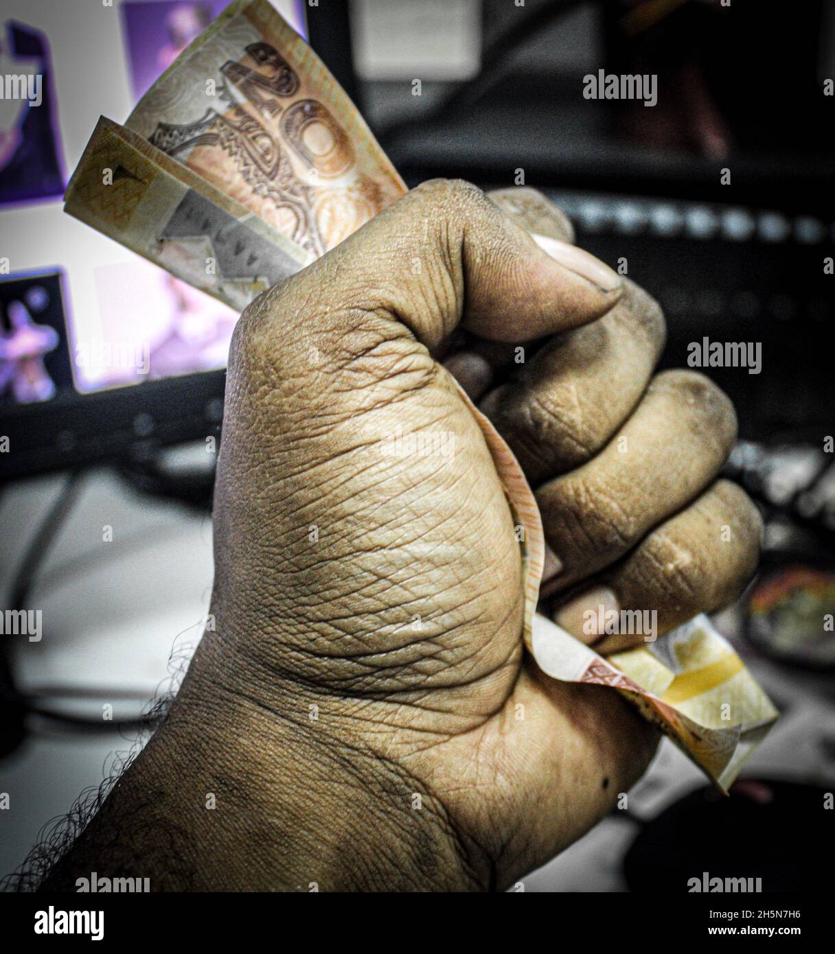 Eine Hand mit einer K20-Note Stockfoto