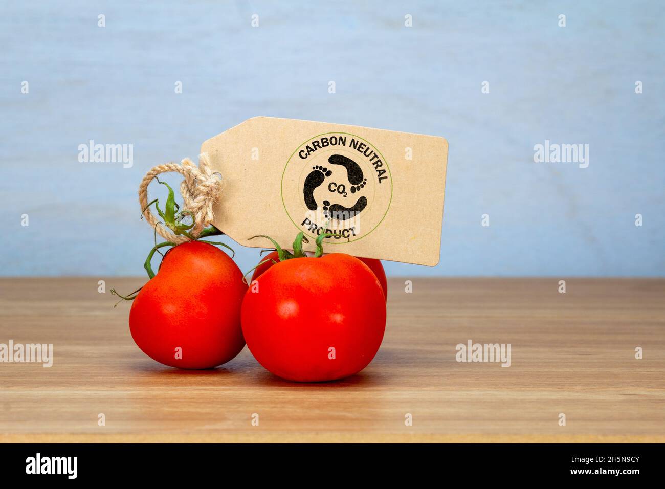 Tomate mit klimaneutralem Produktetikett, Verbraucheretiketten auf Lebensmitteln, um einen nachhaltigen und ethischen Konsum zu fördern Stockfoto