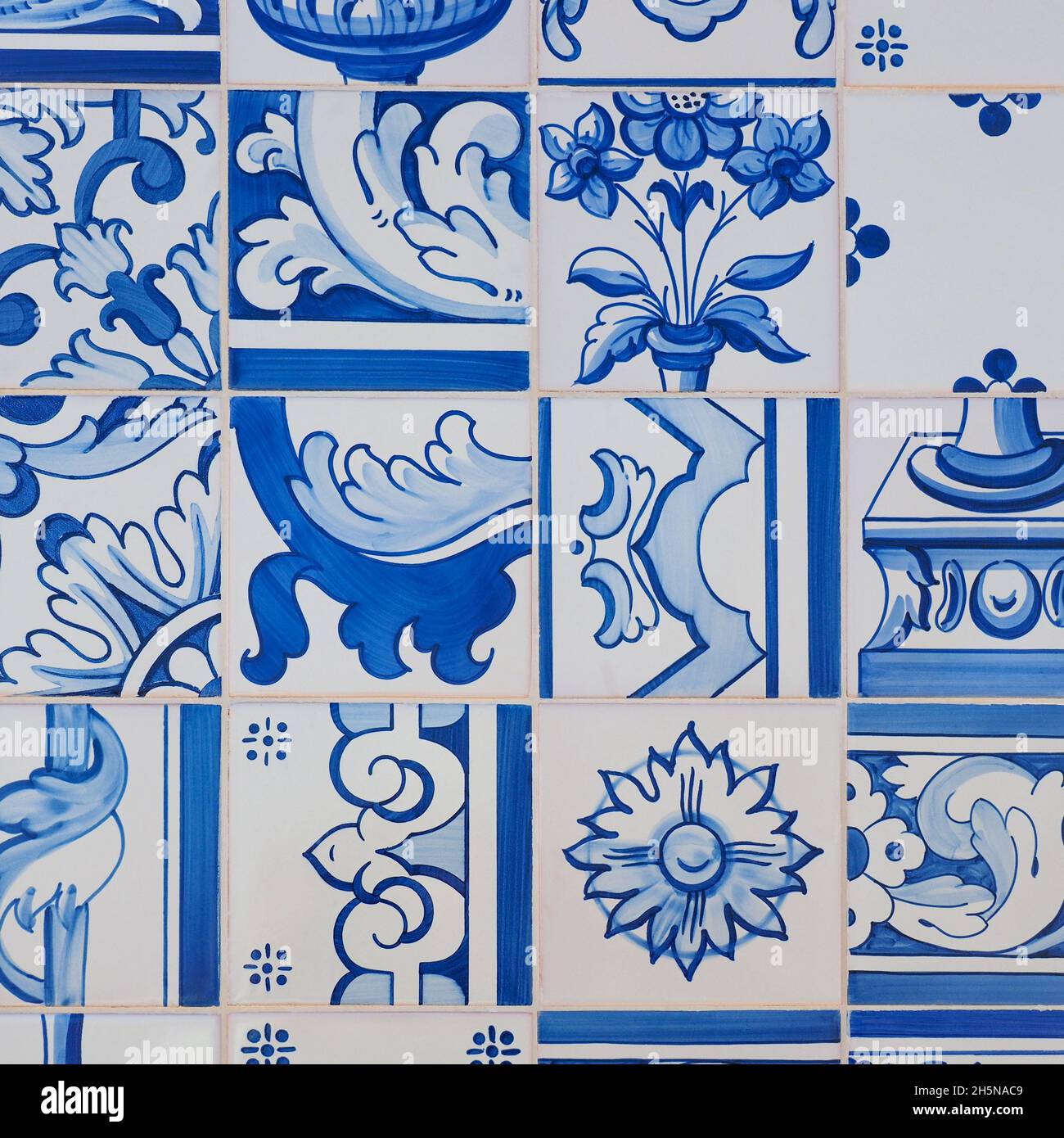 Fragment der Gebäudewand mit bunten keramischen Wandfliesen. Abstrakt dekorativer Hintergrund. Azulejos, traditionelle, reich verzierte portugiesische Architektur. Stockfoto