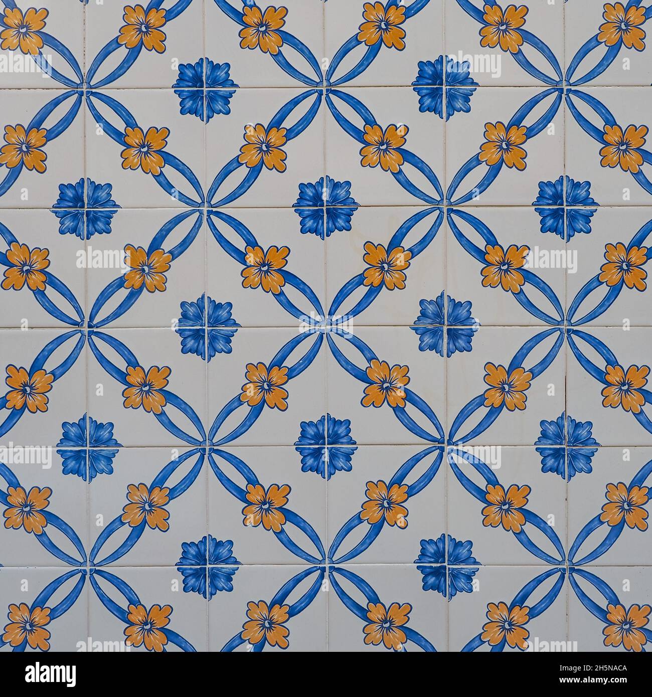 Fragment der Gebäudewand mit bunten keramischen Wandfliesen. Abstrakt dekorativer Hintergrund. Azulejos, traditionelle, reich verzierte portugiesische Architektur. Stockfoto