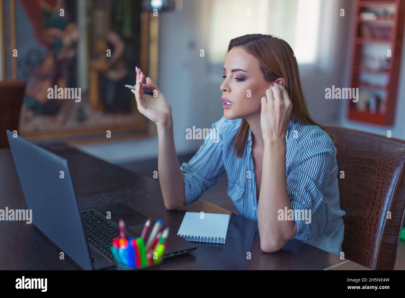 Junge kaukasische Geschäftsfrau erklären online am Laptop Stockfoto