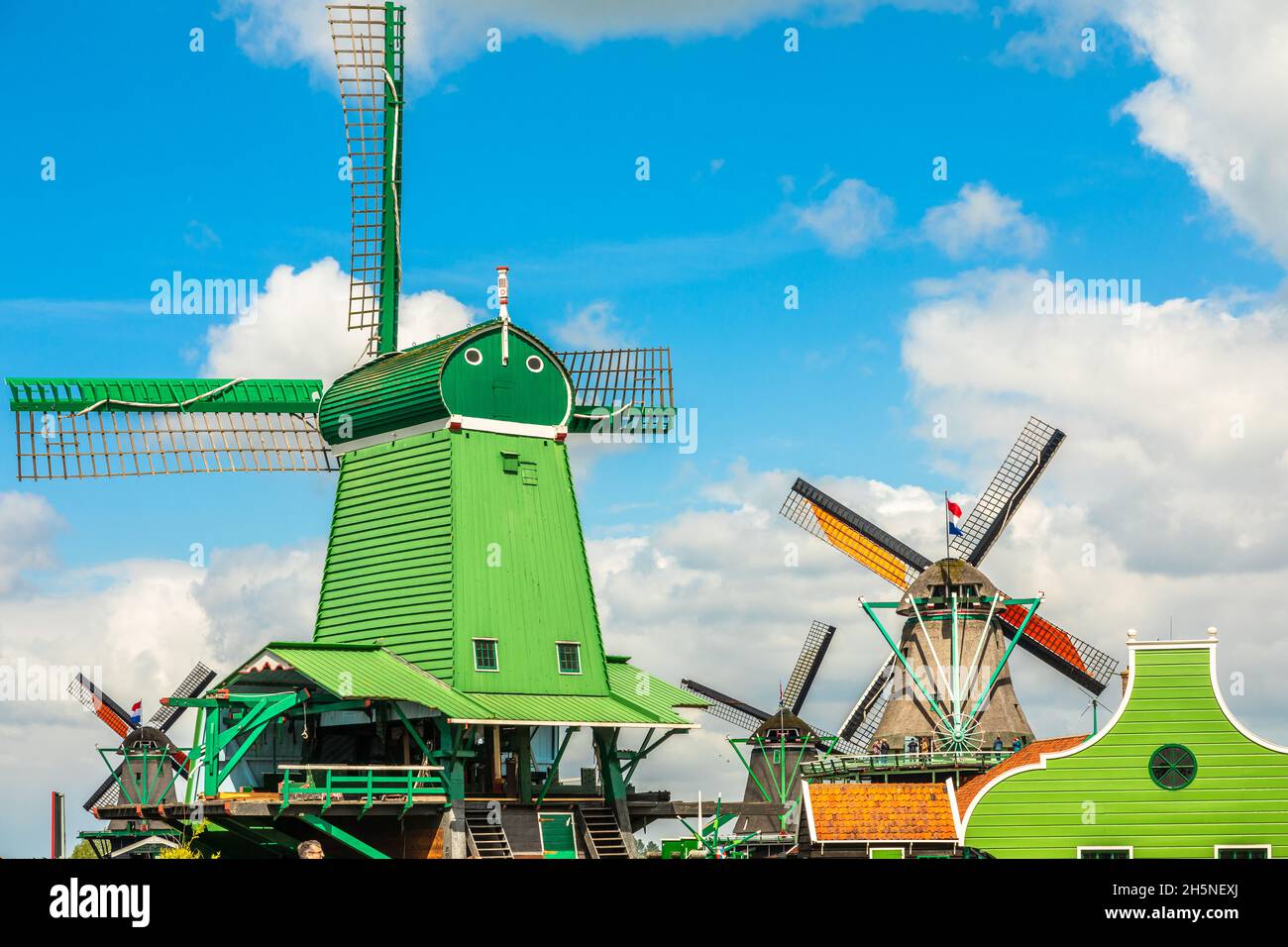 Farbenfrohe niederländische Windmühlen am Fluss Zaan, Zaanse Schans, Zaandam, Niederlande Stockfoto