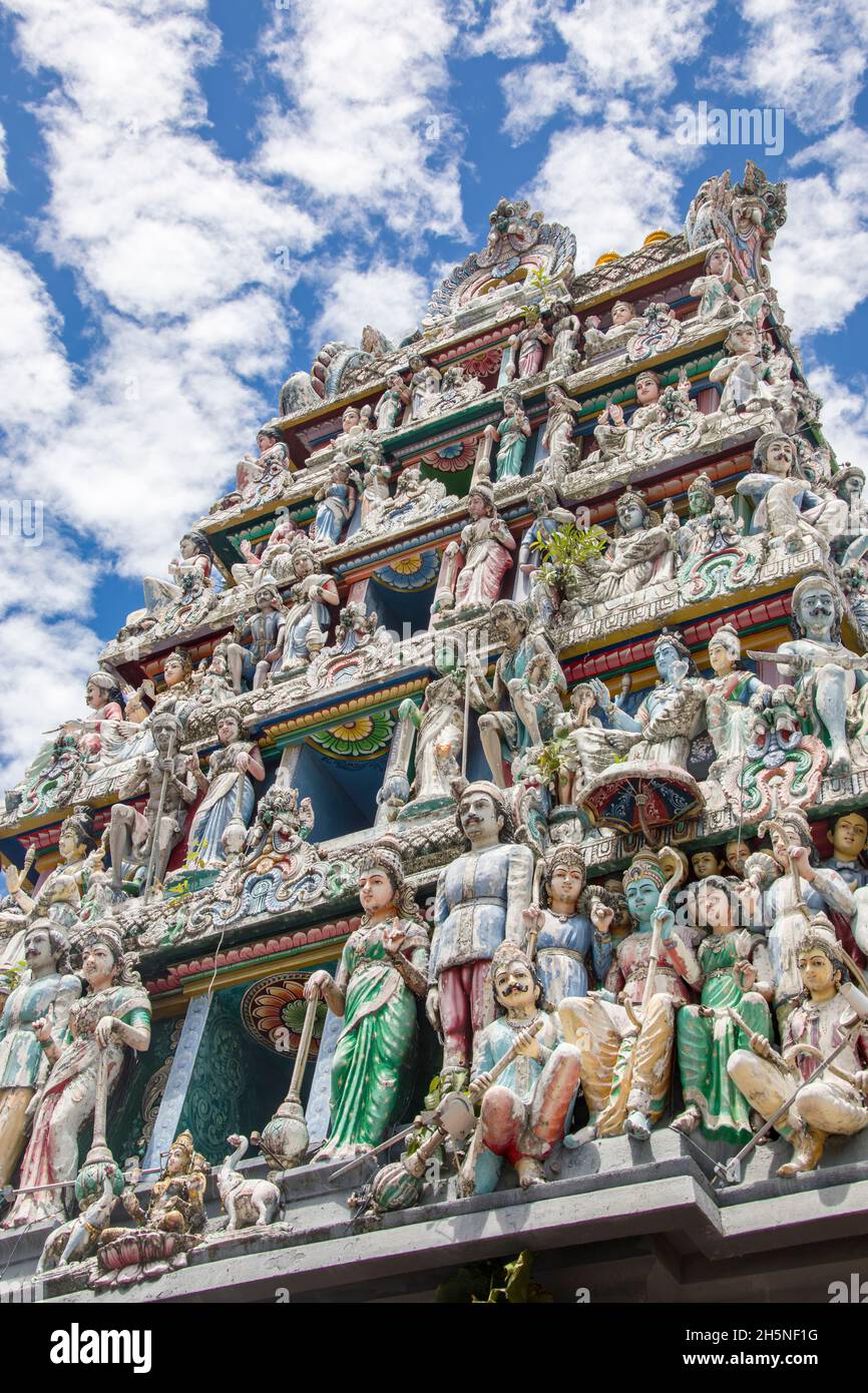 Der Gopuram des Sri Mariamman Temple, des ältesten Hindu-Tempels in Singapur. Es ist ein agamischer Tempel, im dravidischen Stil gebaut, in der Innenstadt Stockfoto