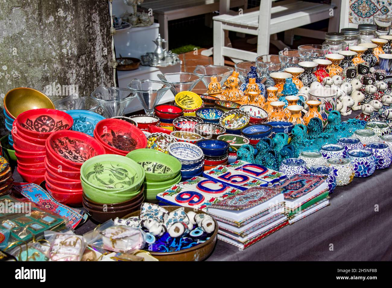 Wunderschöne Waren im arabischen Stil am Straßenstand in der arabischen Straße von Bugis Singapore Stockfoto