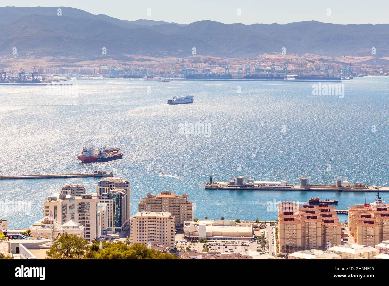 Blick auf die Stadt, den Hafen und die Bucht von Gibraltar vom Felsen von Gibraltar Stockfoto