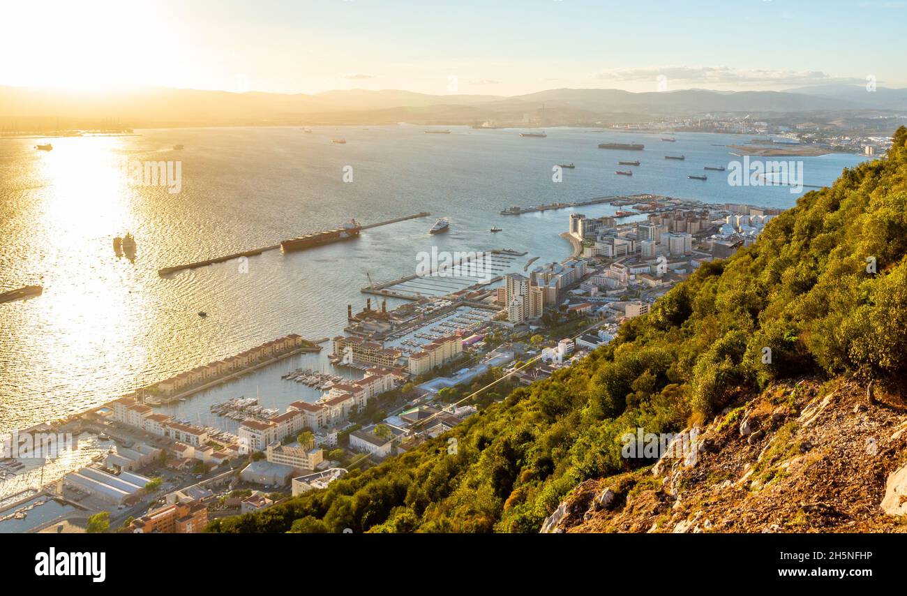 Gibraltar Stadt- und Buchtpanorama bei Sonnenuntergang, Blick vom Felsen von Gibraltar Stockfoto
