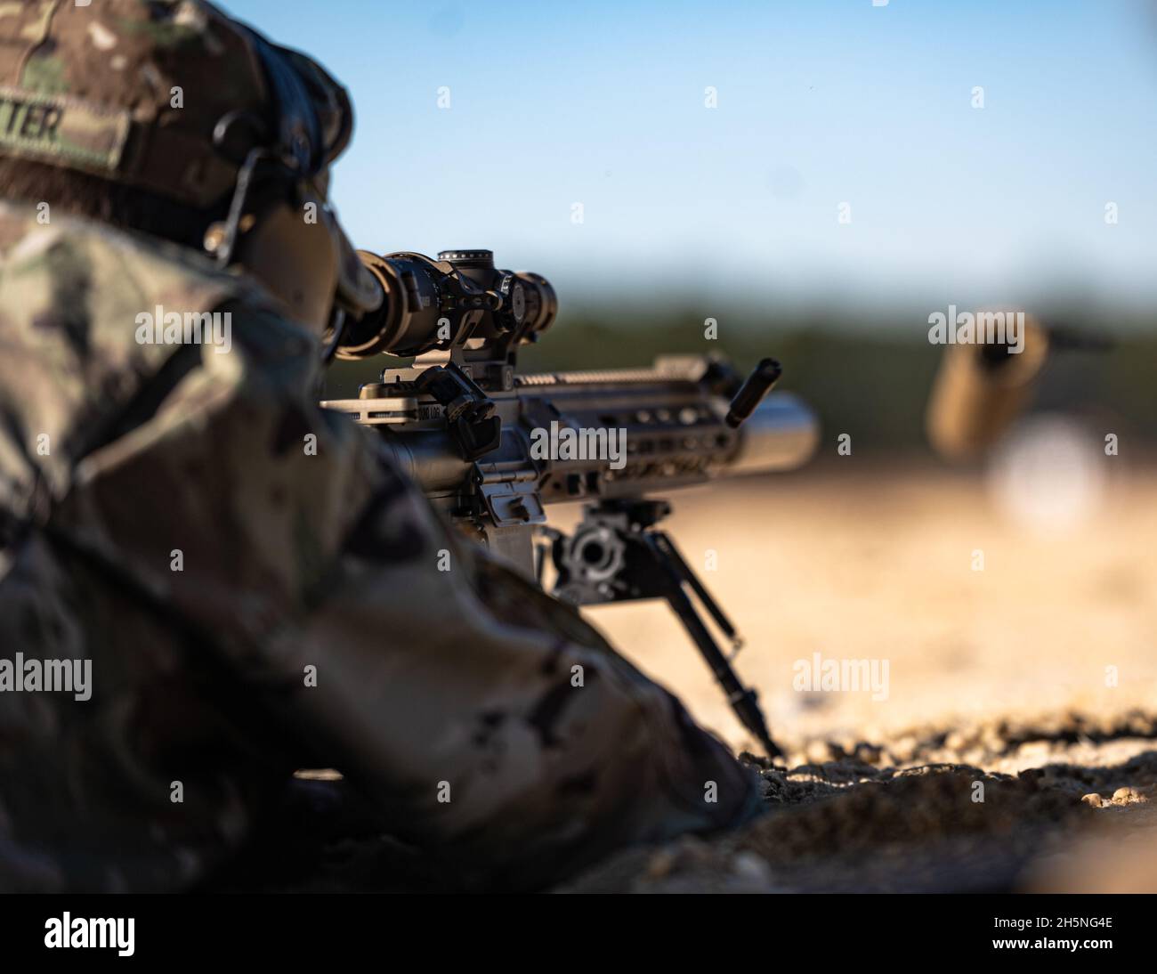 SPC der US-Armee. Graeme Potter wird Delta Company, 1-181st Infantry Regiment, 44th Infantry Brigade Combat Team, New Jersey Army National Guard, zugewiesen und feuert eine Runde von einem M110A1-Squad Designated Marksman Rifle Waffensystem auf der Joint Base McGuire-Dix-Lakehurst, N.J., 28. Oktober 2021. Soldaten nahmen an Schulungen Teil, um die Genauigkeit zu bestätigen und die Gesamtleistung des neuen SDMR zu testen. Stockfoto