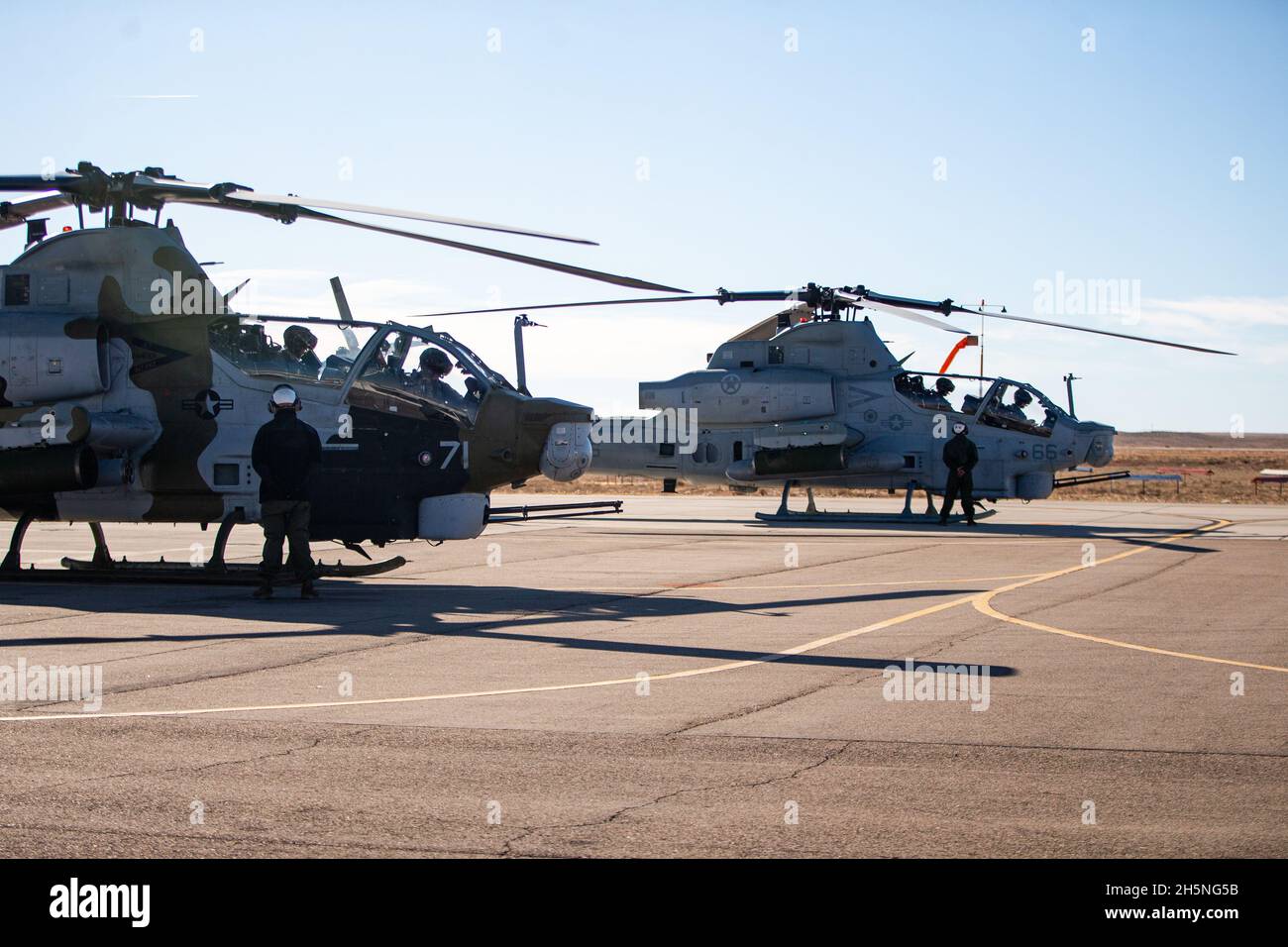 US-Marineinfanteristen mit Marine Light Attack Helicopter Squadron (HMLA) 269 bereiten zwei AH-1Z Viper-Hubschrauber für den Flug nach Lamar, Colorado, vor, 6. November 2021. Marineinfanteristen mit HMLA-269 trainierten in einer kalten, hochgelegenen Umgebung, um die Leistungsfähigkeit bei Expeditionary Advanced Basing Operations (EABO) zu steigern. HMLA-269 ist eine untergeordnete Einheit des 2nd Marine Aircraft Wing, des Luftkampfelements der II Marine Expeditionary Force. (USA Marine Corps Foto von Lance CPL. Elias E. Pimentel III) Stockfoto