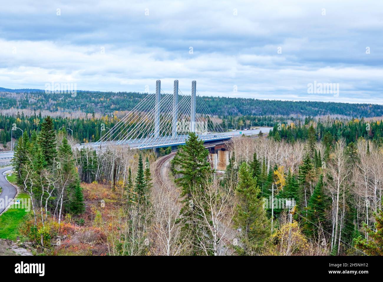 Die Nipigon River Bridge ist ein Kabelsteigtyp, der den Trans Canada Highway über den Fluss in der Nähe von Nipigon Ontario führt. Stockfoto