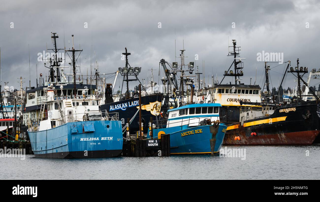 Seattle - 09. November 2021; Ein Teil der Alaska-Fischereiflotte dockte an ihrem Heimathafen Seattle an. Über den festgetäuten Schiffen sammeln sich Sturmwolken. Stockfoto