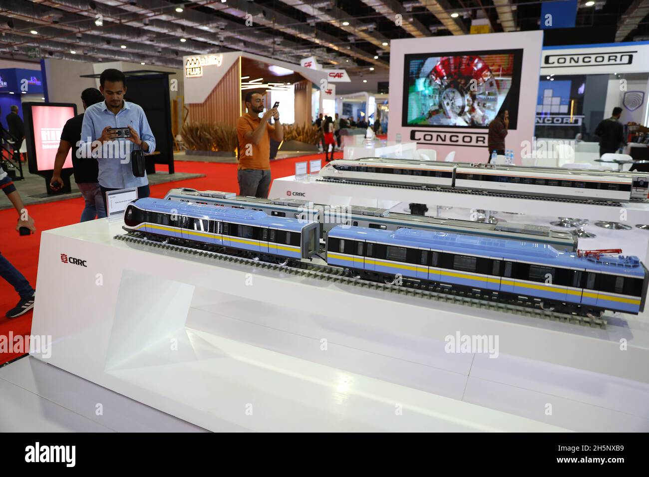 Kairo, Ägypten. November 2021. Auf der vierten Smart Transportation and Logistics Fair and Forum for the Middle East and Africa (TransMEA 2021) in Kairo, Ägypten, am 8. November 2021, fotografieren Besucher am Stand der China Railway Rolling Stock Corporation (CRRC) Zugmodelle. ZUM FEATURE: Führende chinesische Firmen bieten Hightech-Produkte, Dienstleistungen auf den Kairoer Messen für Smart Transport, IKT an. Quelle: Ahmed Gomaa/Xinhua/Alamy Live News Stockfoto