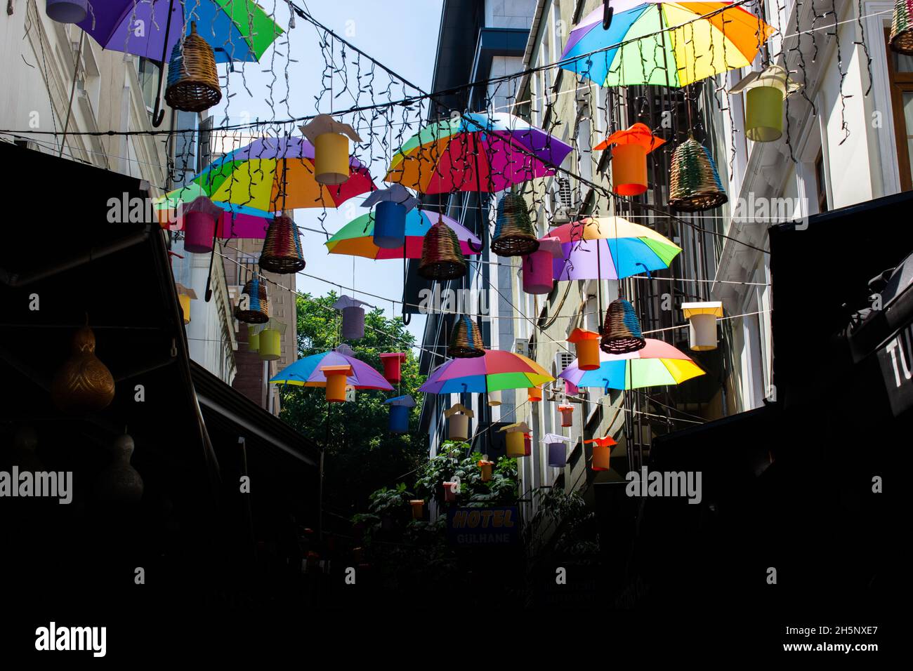 Farbige Regenschirme hängen an der Straßendekoration. Stockfoto