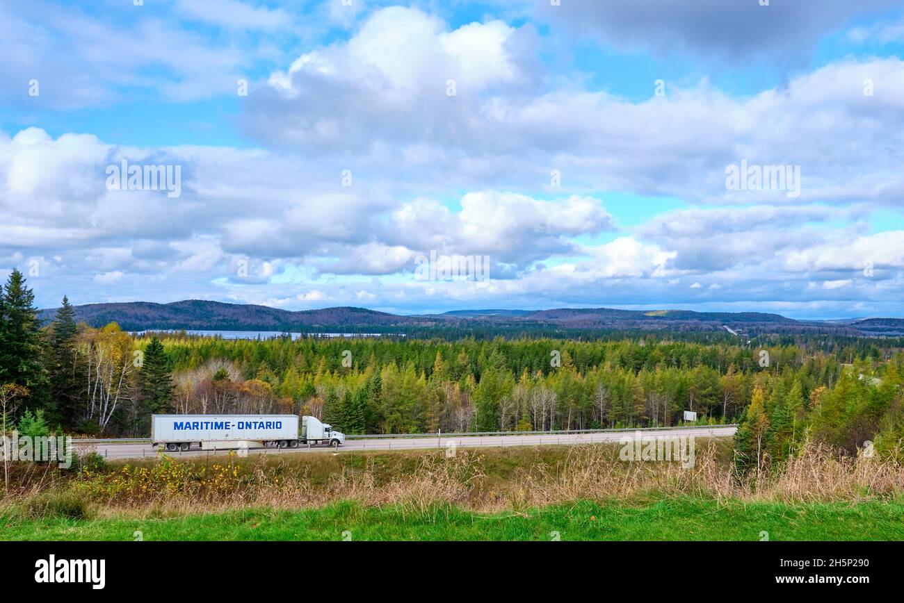 Transport Truck fährt entlang des Highway 17, dem Trans Canada Highway in der Nähe von Wawa Ontario. Stockfoto