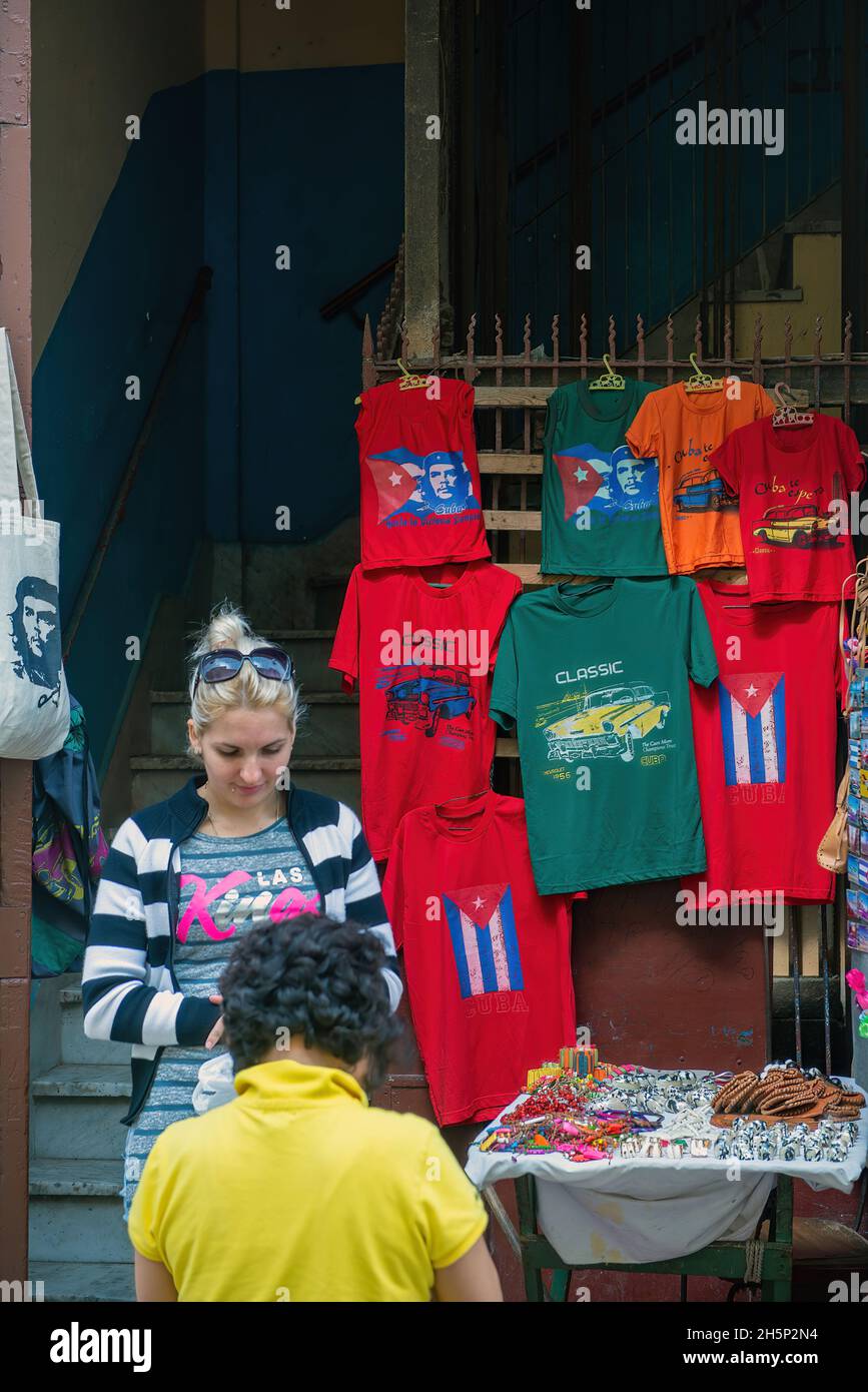 Havanna, Kuba - 20. Januar 2016: Der Verkäufer verkauft Souvenirs, einige davon mit Che Guevara, an einem beliebten Touristenort in Havanna. Stockfoto