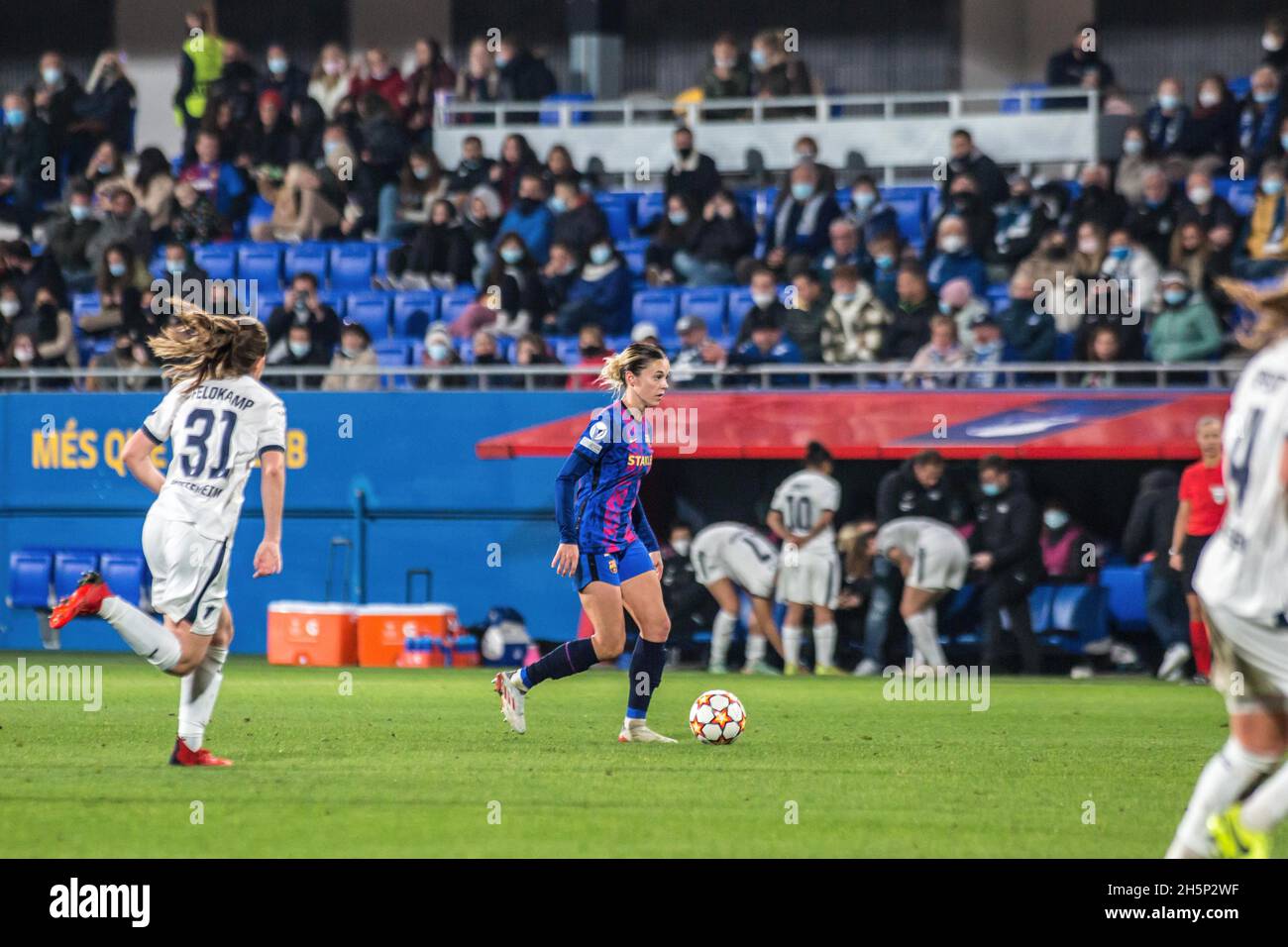 Barcelona, Spanien. November 2021. Maria Leon (C) vom FC Barcelona in Aktion während des UEFA Women's Champions League-Spiels zwischen dem FC Barcelona Femeni und der TSG 1899 Hoffenheim Frauen im Johan Cruyff Stadium.Endstand; FC Barcelona Femeni 4:0 TSG 1899 Hoffenheim Frauen. (Foto von Thiago Prudencio/SOPA Images/Sipa USA) Quelle: SIPA USA/Alamy Live News Stockfoto