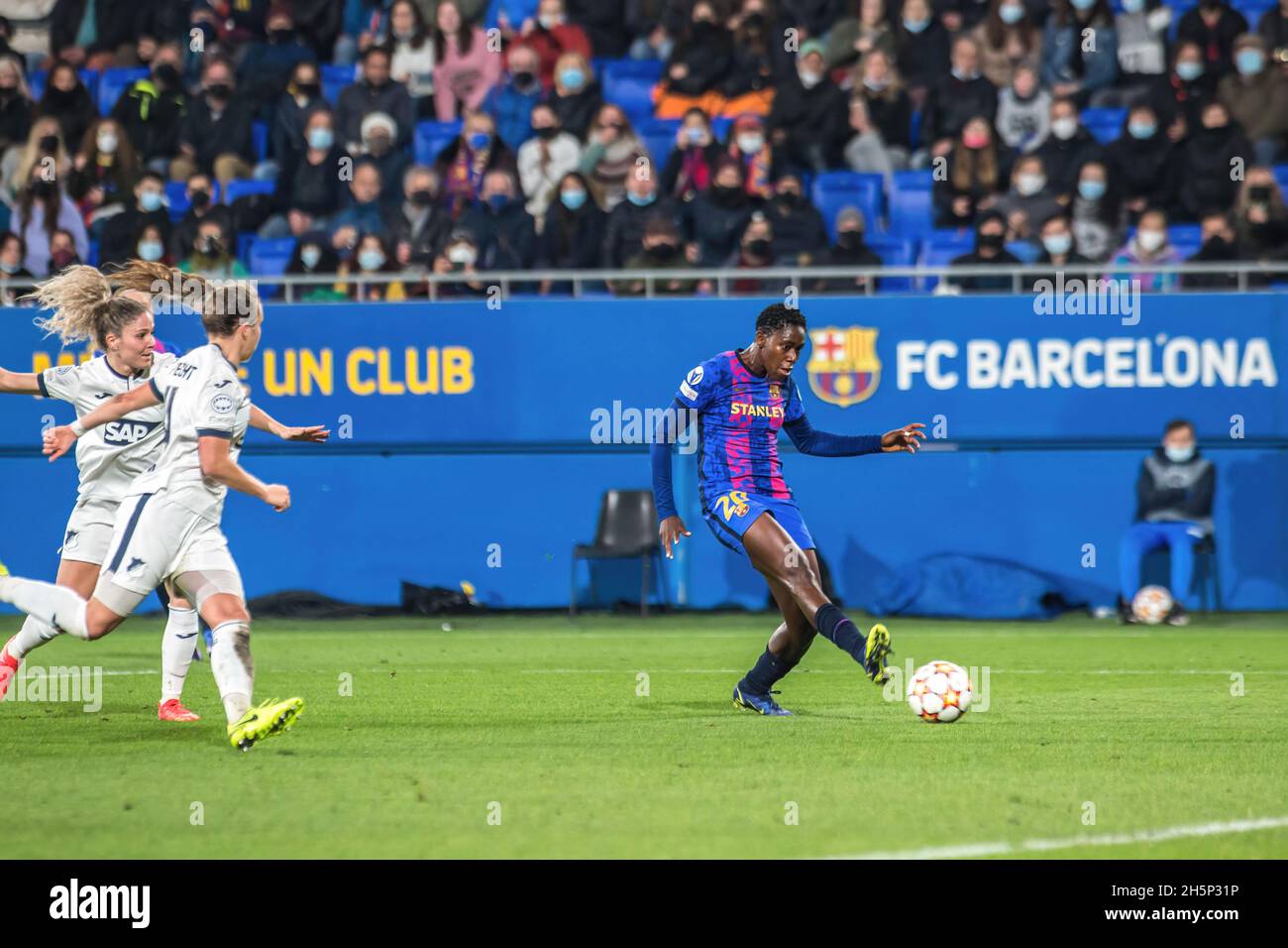 Barcelona, Spanien. November 2021. Asisat Oshoala (R) vom FC Barcelona in Aktion während des UEFA Women's Champions League-Spiels zwischen dem FC Barcelona Femeni und der TSG 1899 Hoffenheim Frauen im Johan Cruyff Stadium.Endstand; FC Barcelona Femeni 4:0 TSG 1899 Hoffenheim Frauen. (Foto von Thiago Prudencio/SOPA Images/Sipa USA) Quelle: SIPA USA/Alamy Live News Stockfoto