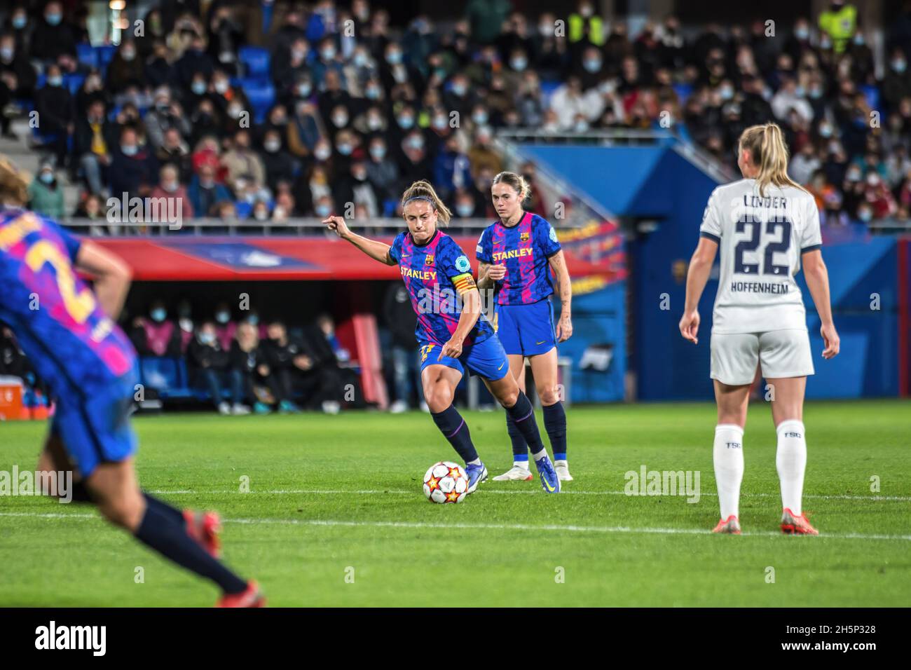 Barcelona, Spanien. November 2021. Alexia Putellas (C) vom FC Barcelona in Aktion während des UEFA Women's Champions League-Spiels zwischen dem FC Barcelona Femeni und der TSG 1899 Hoffenheim Frauen im Johan Cruyff Stadium.Endstand; FC Barcelona Femeni 4:0 TSG 1899 Hoffenheim Frauen. (Foto von Thiago Prudencio/SOPA Images/Sipa USA) Quelle: SIPA USA/Alamy Live News Stockfoto