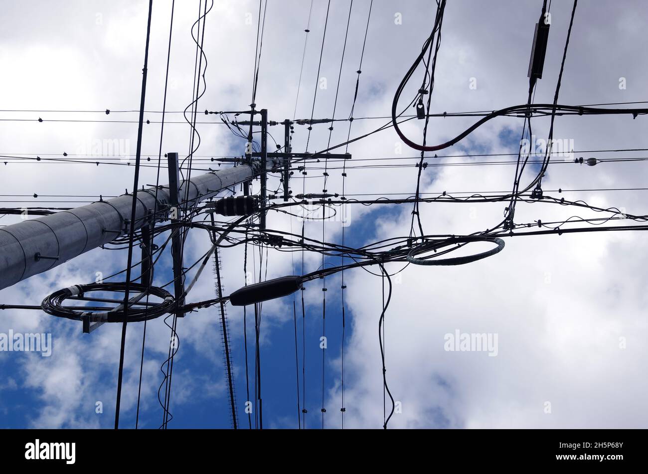 iida, nagano, japan 2021-11-11 , Stromkabel auf einem Mast von unten gesehen in der Stadt iida. Diese Arten von elektrischen Kabeln sind überall, und cha Stockfoto