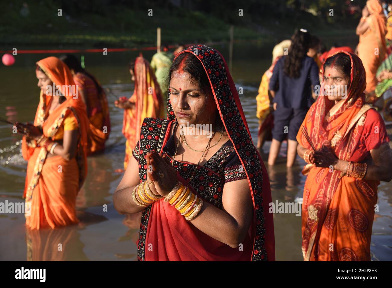 Nagaon. November 2021. Hinduistische Anhänger führen Rituale während des Chhath Puja Festivals am Ufer des Kolong Flusses im Nagaon Bezirk im nordöstlichen indischen Bundesstaat Assam durch, 10. November 2021. Quelle: Str/Xinhua/Alamy Live News Stockfoto