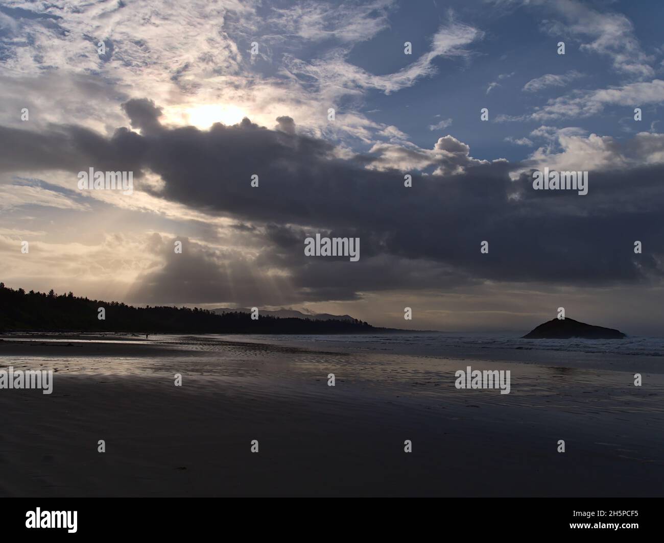 Blick auf Long Beach am Morgen in der Nähe von Tofino, Pacific Rim National Park auf Vancouver Island, British Columbia, Kanada mit dramatischem Himmel und Sonnenstrahlen. Stockfoto