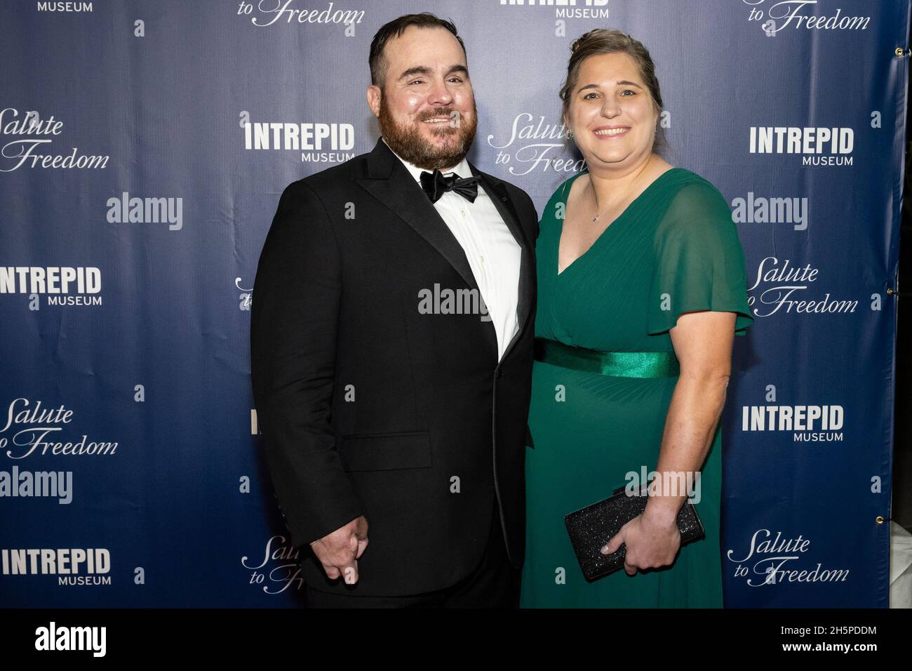 New York, USA. November 2021. Valor Award Empfänger Msgt (Ausgeschieden) Kyle Hines (R) und ihr Ehemann Reese Hines nehmen am 10. November 2021 an der Gala „Salute to Freedom“ im Intrepid Sea, Air & Space Museum in New York, New York, Teil. (Foto von Gabriele Holtermann/Sipa USA) Quelle: SIPA USA/Alamy Live News Stockfoto