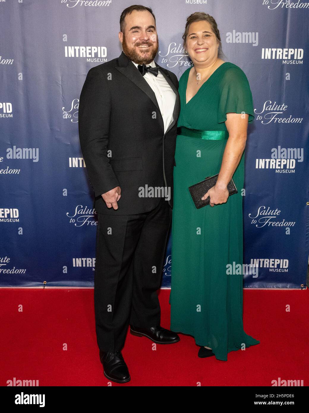 New York, USA. November 2021. Valor Award Empfänger Msgt (Ausgeschieden) Kyle Hines (R) und ihr Ehemann Reese Hines nehmen am 10. November 2021 an der Gala „Salute to Freedom“ im Intrepid Sea, Air & Space Museum in New York, New York, Teil. (Foto von Gabriele Holtermann/Sipa USA) Quelle: SIPA USA/Alamy Live News Stockfoto