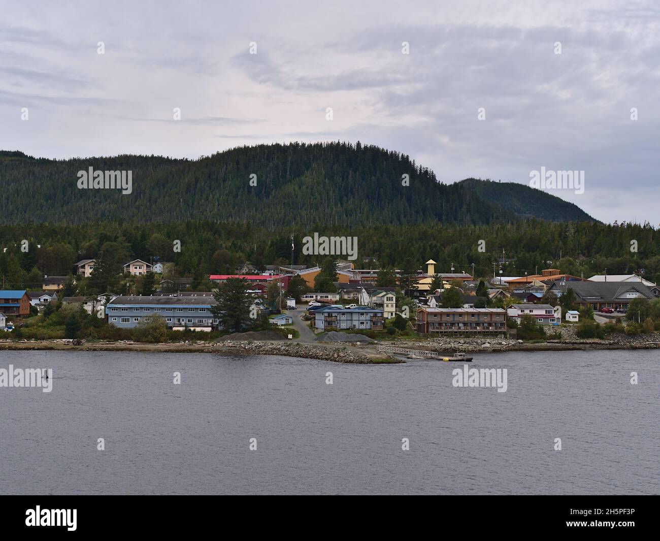 Blick auf das kleine abgelegene Dorf Bella Bella, Teil des Indianerreservats von Heiltsuk First Nation, auf Campbell Island in der Lama Passage, BC, Kanada. Stockfoto