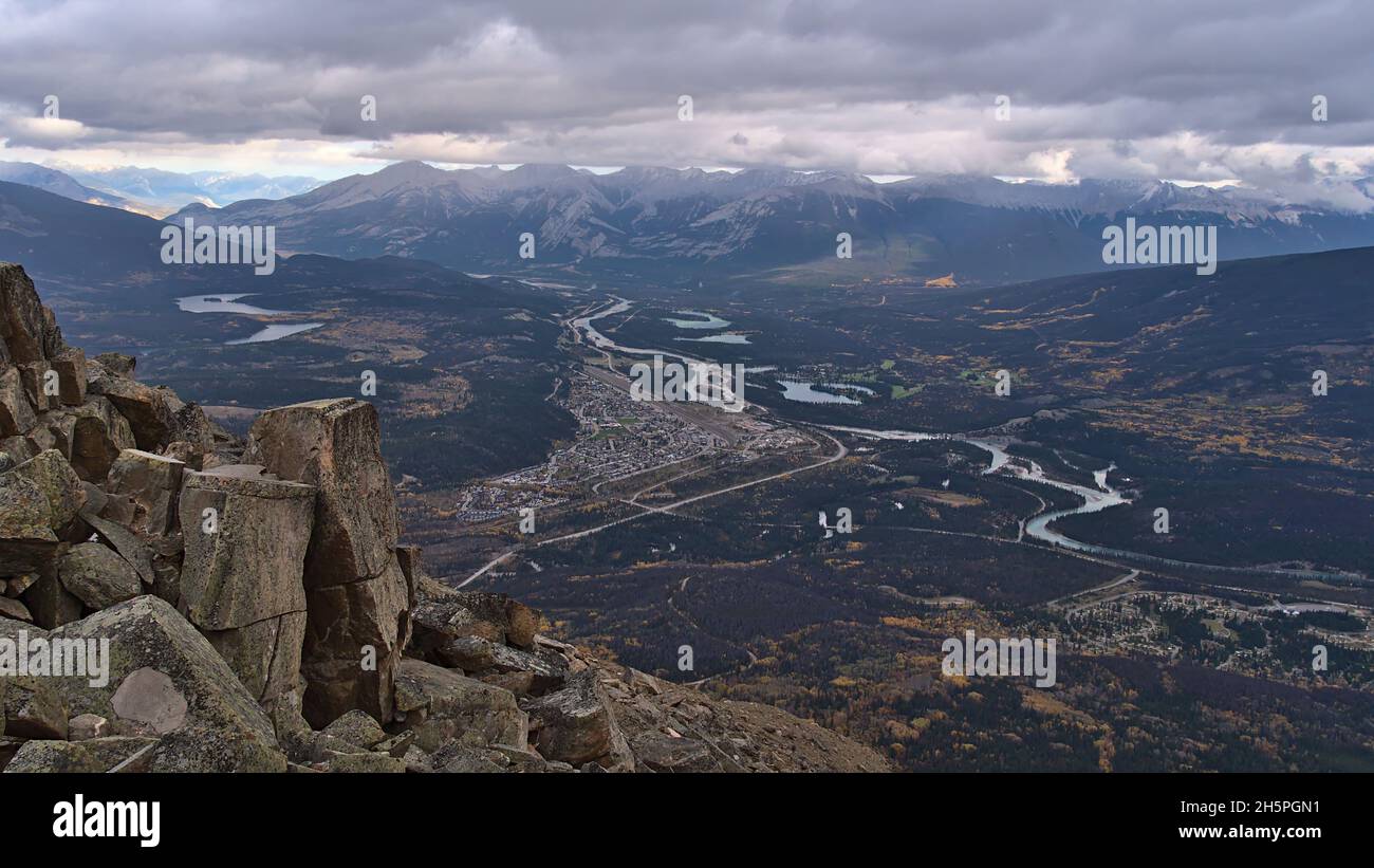 Wunderschöne Luftpanorama des Athabasca River Valley mit dem Dorf Jasper, Alberta, Kanada in den Rocky Mountains mit gewundener Strömung und Seen. Stockfoto