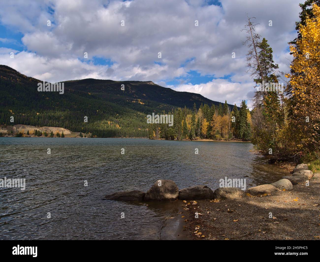 Blick auf den Yellowhead Lake im Mount Robson Provincial Park, British Columbia, Kanada an sonnigen Tagen im Herbst mit bunten Bäumen am Ufer. Stockfoto