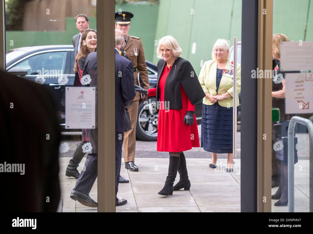 Die Herzogin von Cornwall kommt zu einem Besuch und eröffnet die neuen Räumlichkeiten in der Poppy Factory in Richmond, Südwesten Londons. Bilddatum: Dienstag, 9. November 2021. Stockfoto