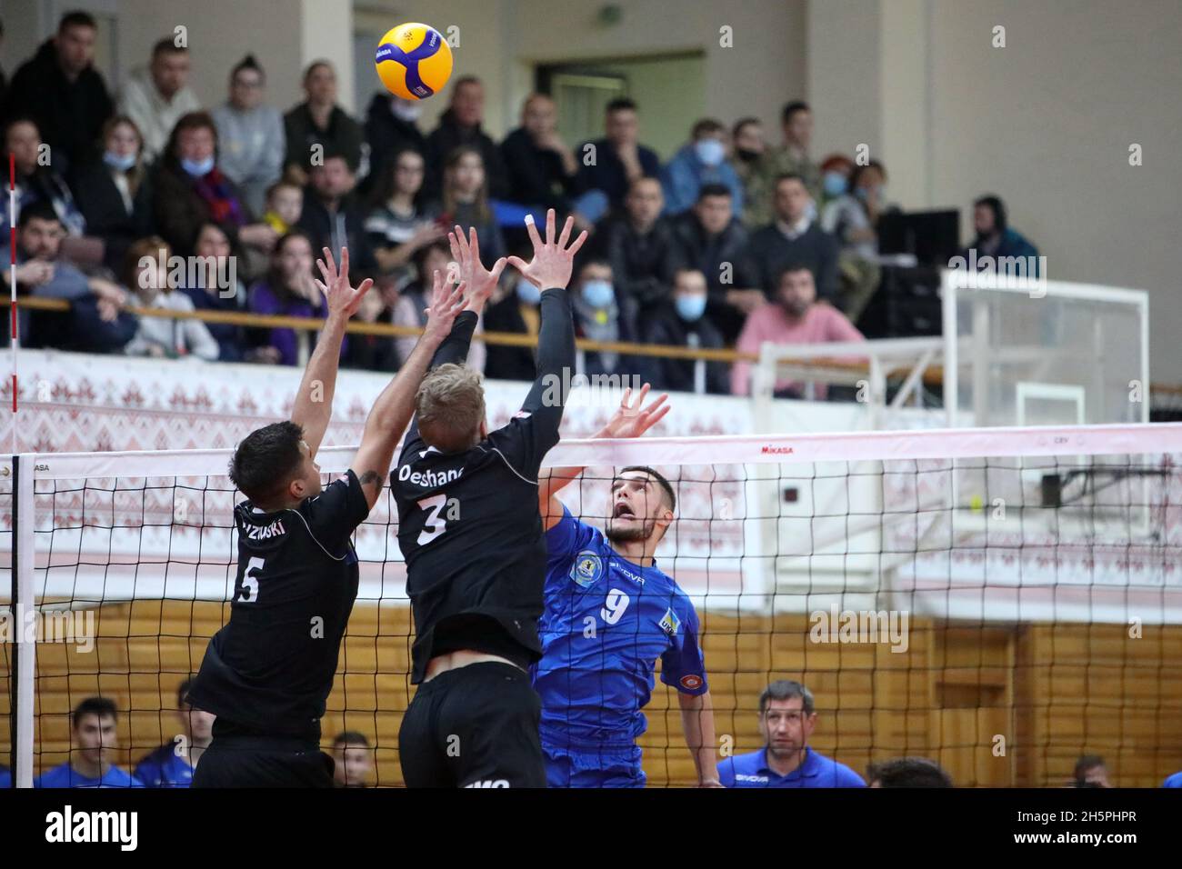 KHARKIV, UKRAINE - 10. NOVEMBER 2021 - das CEV Volleyball Challenge Cup 2022 Männer Spiel zwischen VSC Law Academy Kharkiv (blaues Kit) und VCA Amstetten Ni Stockfoto