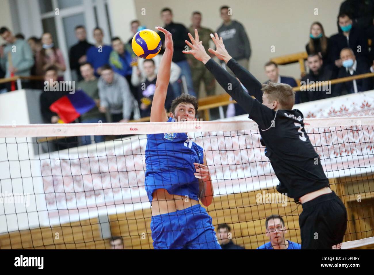 KHARKIV, UKRAINE - 10. NOVEMBER 2021 - das CEV Volleyball Challenge Cup 2022 Männer Spiel zwischen VSC Law Academy Kharkiv (blaues Kit) und VCA Amstetten Ni Stockfoto