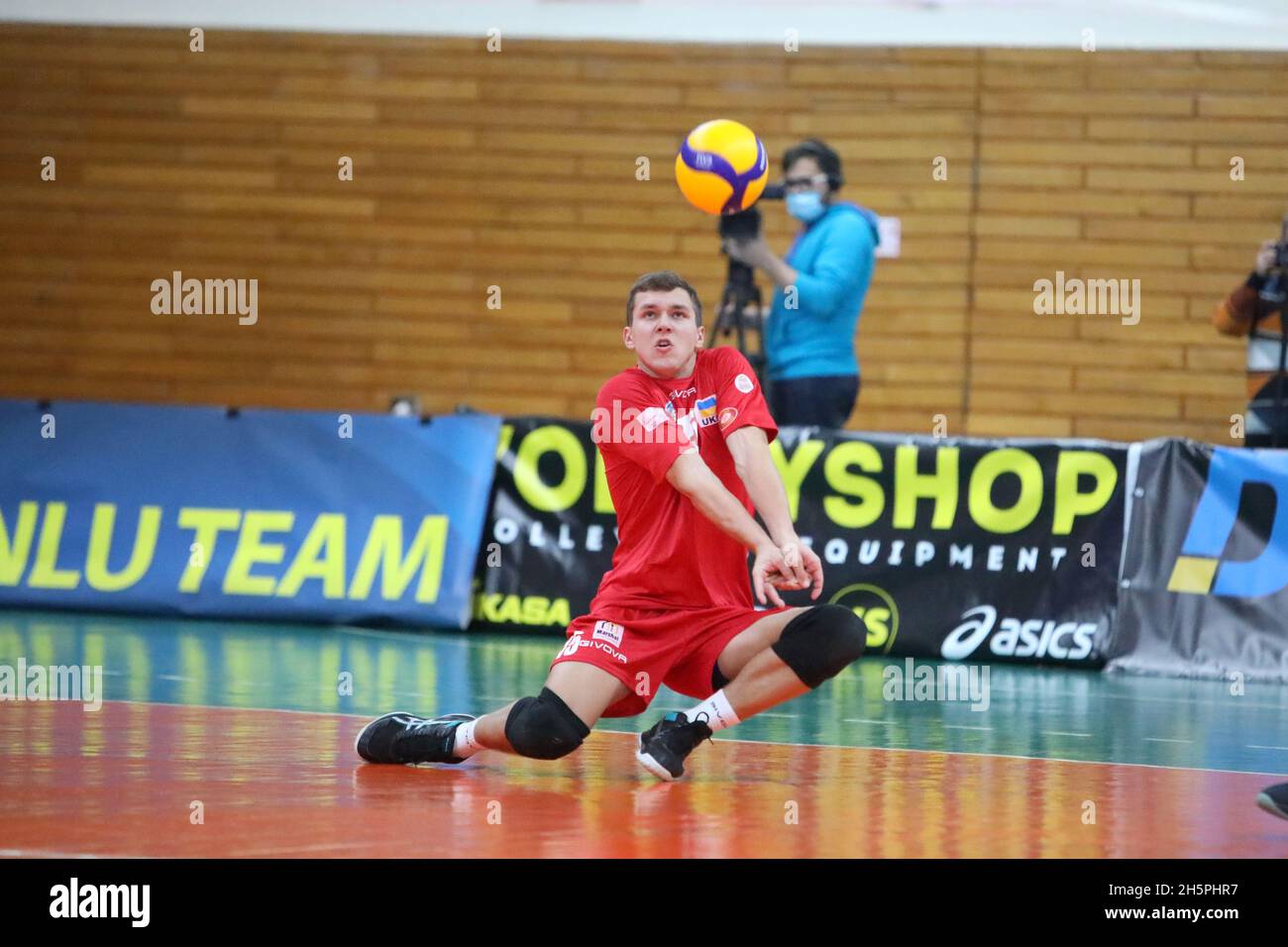 KHARKIV, UKRAINE - 10. NOVEMBER 2021 - das CEV Volleyball Challenge Cup 2022 Männer Spiel zwischen VSC Law Academy Kharkiv (blaues Kit) und VCA Amstetten Ni Stockfoto