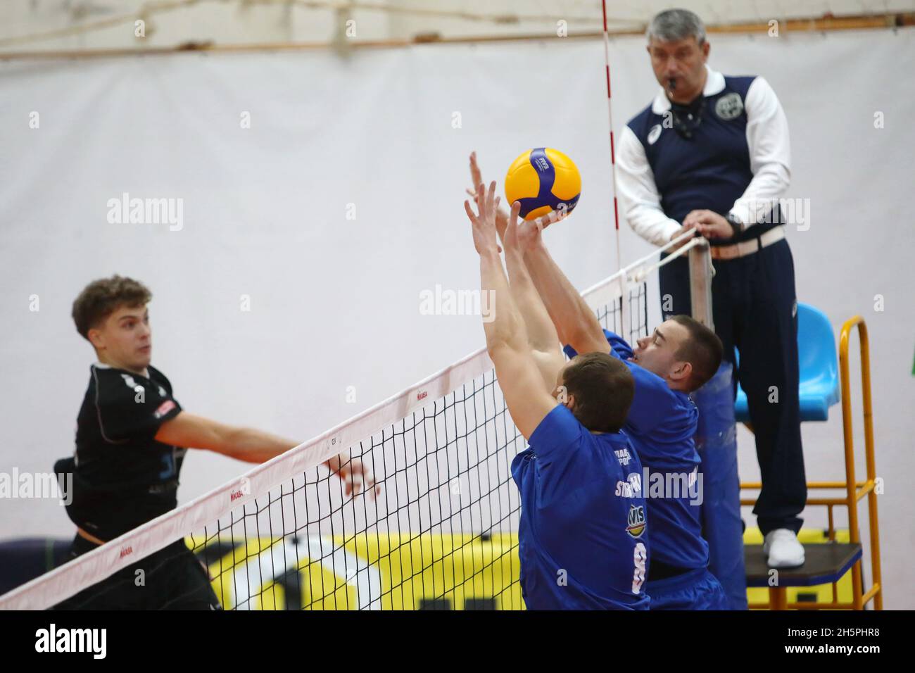 KHARKIV, UKRAINE - 10. NOVEMBER 2021 - das CEV Volleyball Challenge Cup 2022 Männer Spiel zwischen VSC Law Academy Kharkiv (blaues Kit) und VCA Amstetten Ni Stockfoto