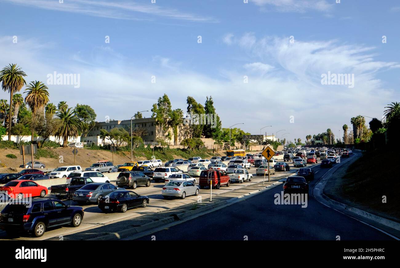 Pendlerverkehr auf der Autobahn 101 in südlicher Richtung in die Innenstadt von Los Angeles Stockfoto