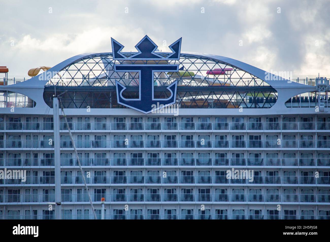 Die Royal Caribbean's Wonder of the Seas, gebaut in Saint Nazaire, kam am 9. November in Marseille an, um die Arbeiten zu beenden, wird am März auf See sein, sie ist das größte Kreuzschiff der Welt: Länge 362 m Breite 66m 6988 Passagiere und 2300 Besatzungsmitglieder.die Umrüstung #10 des Hafens von Marseille ist eine der 3 größten der Welt (465x85m) Stockfoto