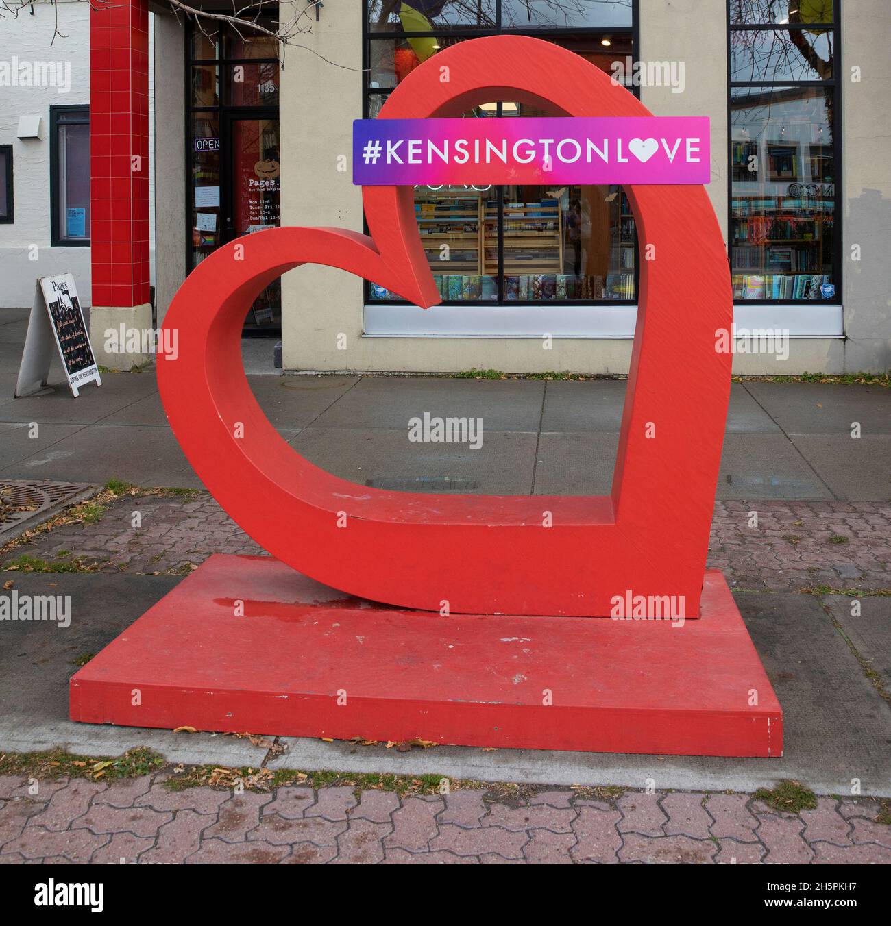 Red Heart with #kensingtonlove, eine Kunstinstallation für ein Fest der Liebe, Inklusivität und Gemeinschaft im Kensington Village, Calgary, Kanada Stockfoto